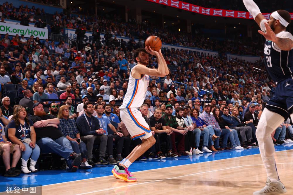 裁判想帮同曦？把违体吹成界外球，名记怒喷：裁判会不会脸红？.