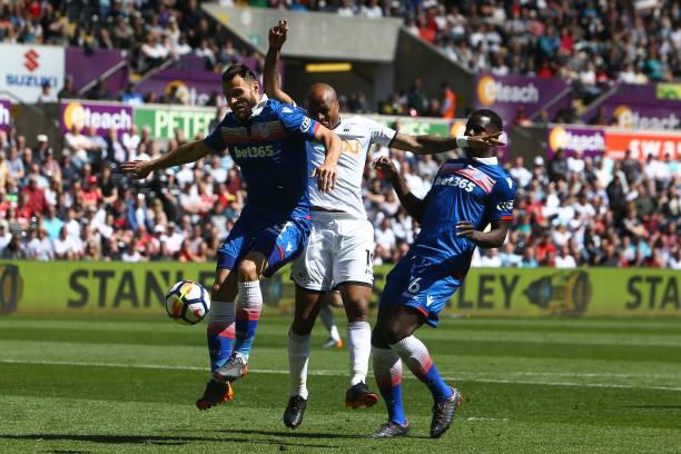 队报：里昂财务审计存在问题，上赛季额外支付超20名球员工资.