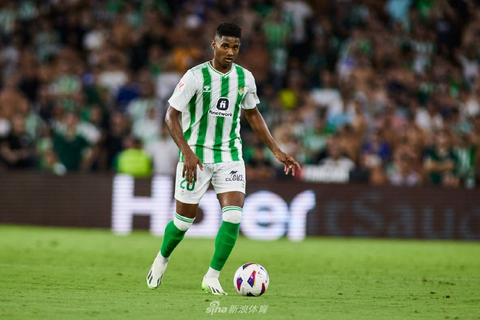 来自队友的调侃！赵继伟：赵睿前几年就很大型 现在更大了